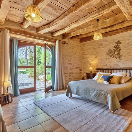 Et Jardin De Pierres Bed & Breakfast 3*